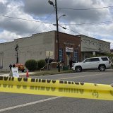 Le Mahogany Masterpiece à Dadeville, en Alabama, une salle de danse du centre-ville où une adolescente fêtait son seizième anniversaire. Un impact de balle était encore visible dimanche sur la porte vitrée du bâtiment, encerclé par les fameux band...